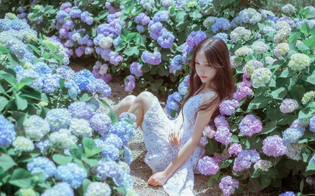 武汉渡江节：两千余名中外“泳士”搏浪长江